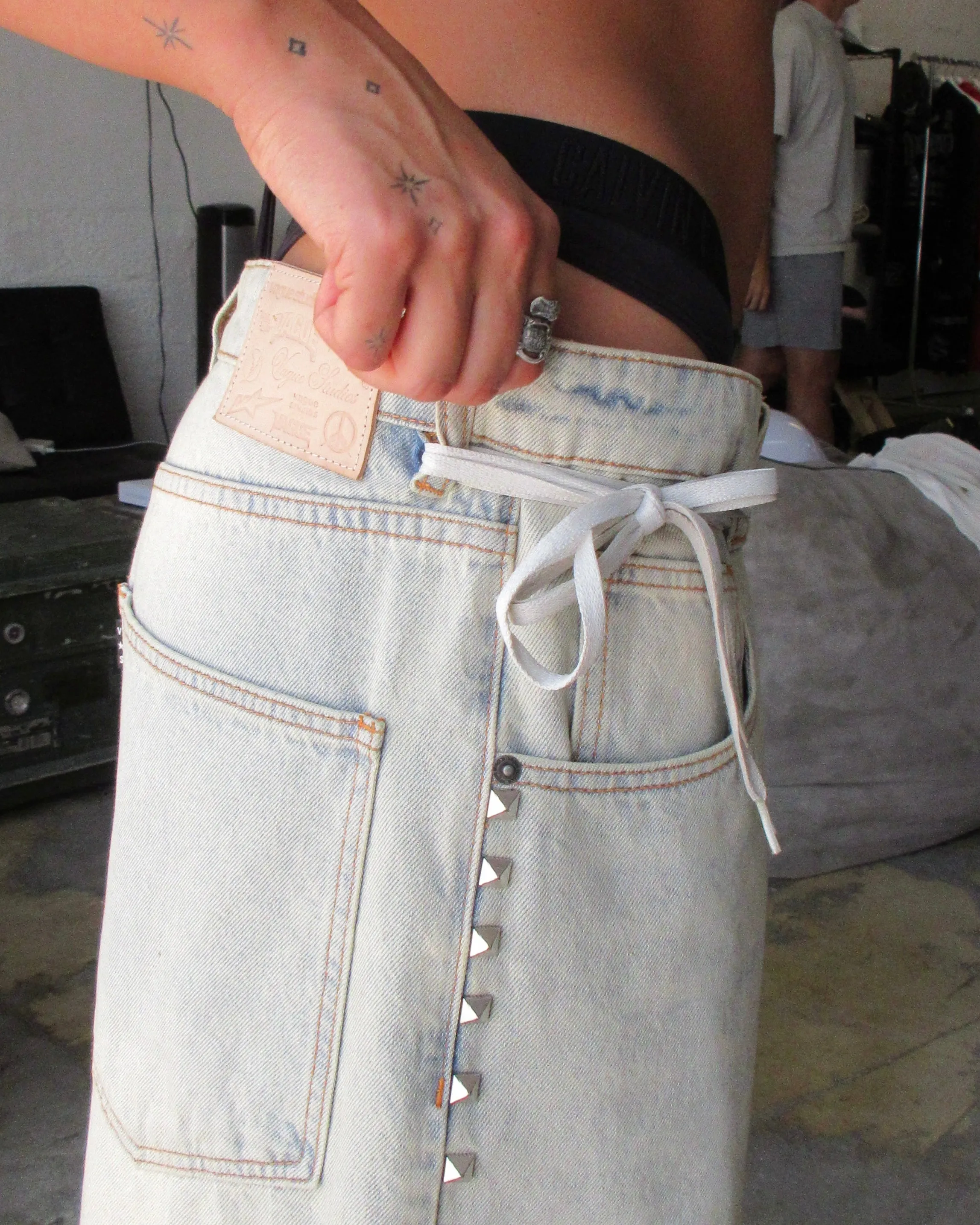 '85 STUDDED JORTS [LIGHT WASH]